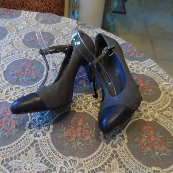 Chanel Gray/Navy Blue Lamb Leather "T" Strap Heeled Pumps w/Cap Toe Size 40 -10 - Picture 1 of 16